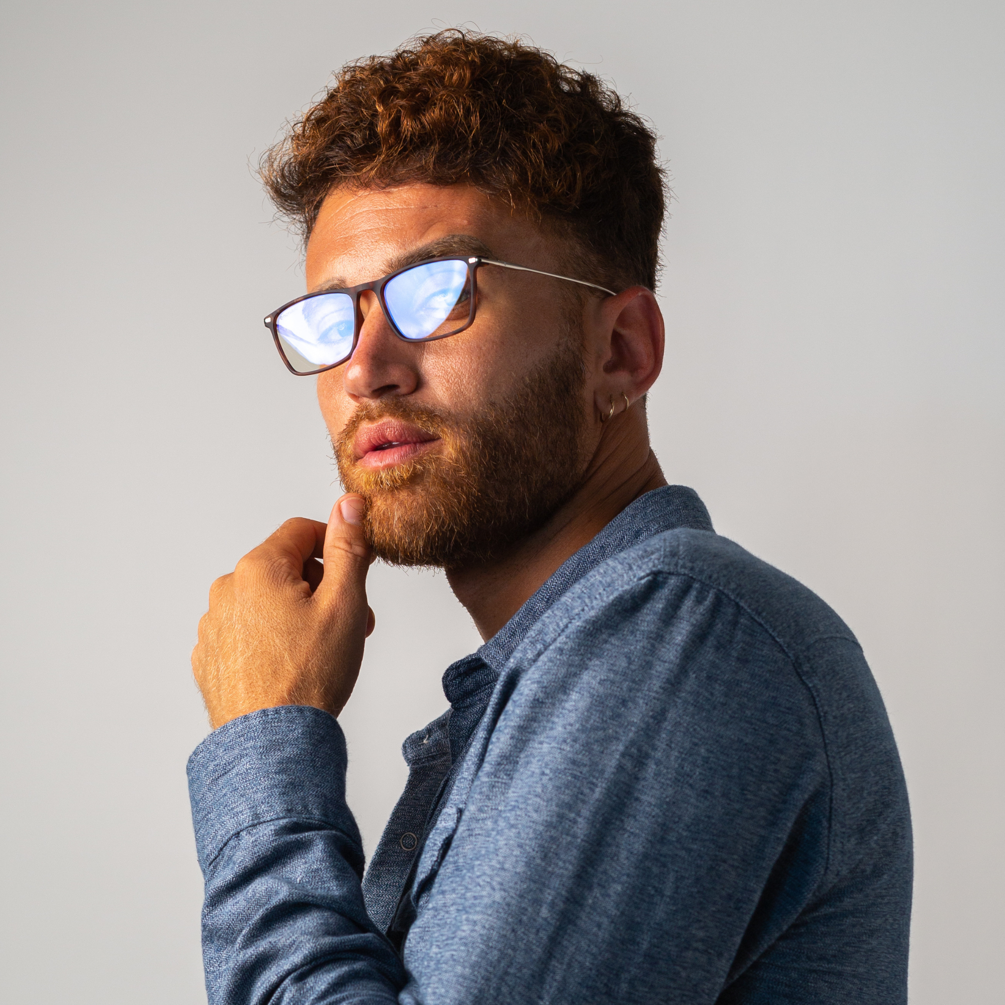 lunettes filtre lumière bleue rectangulaire tortoise roma sur le visage de Lucas