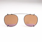 Le clip on de face sur fond blanc