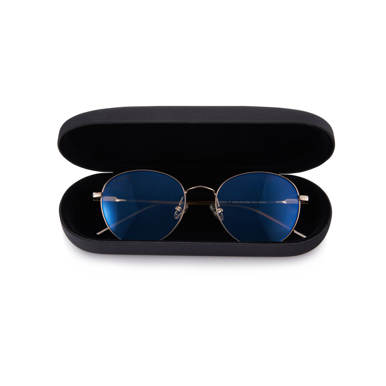 Lunettes anti lumière bleue rondes aux branches marrons pliées, en métal doré, face dans leur étui ouvert.