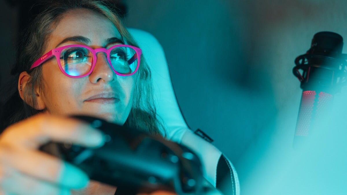 Femme portant des lunettes de jeu Horus X rose clair anti-bleu