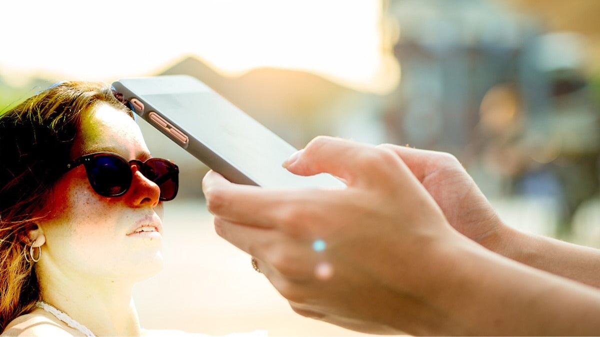 Femme utilisant un téléphone portable, femme portant des lunettes de soleil Horus X