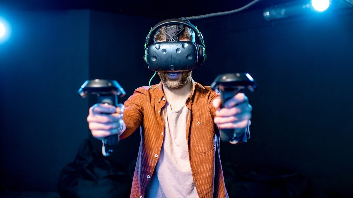 homme jouant aux jeux video en VR