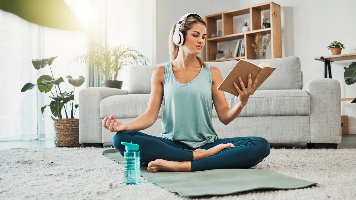 Yoga de méditation, musique calme et femme lisant un livre tout en faisant du yoga