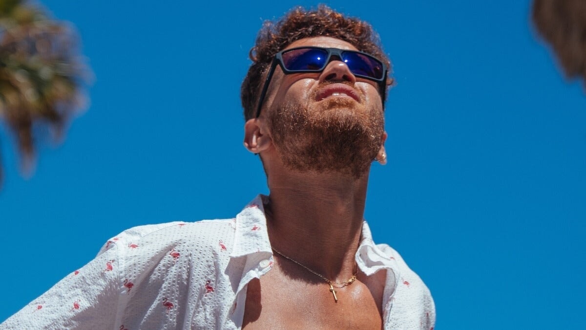 un homme portant des lunettes Horus X