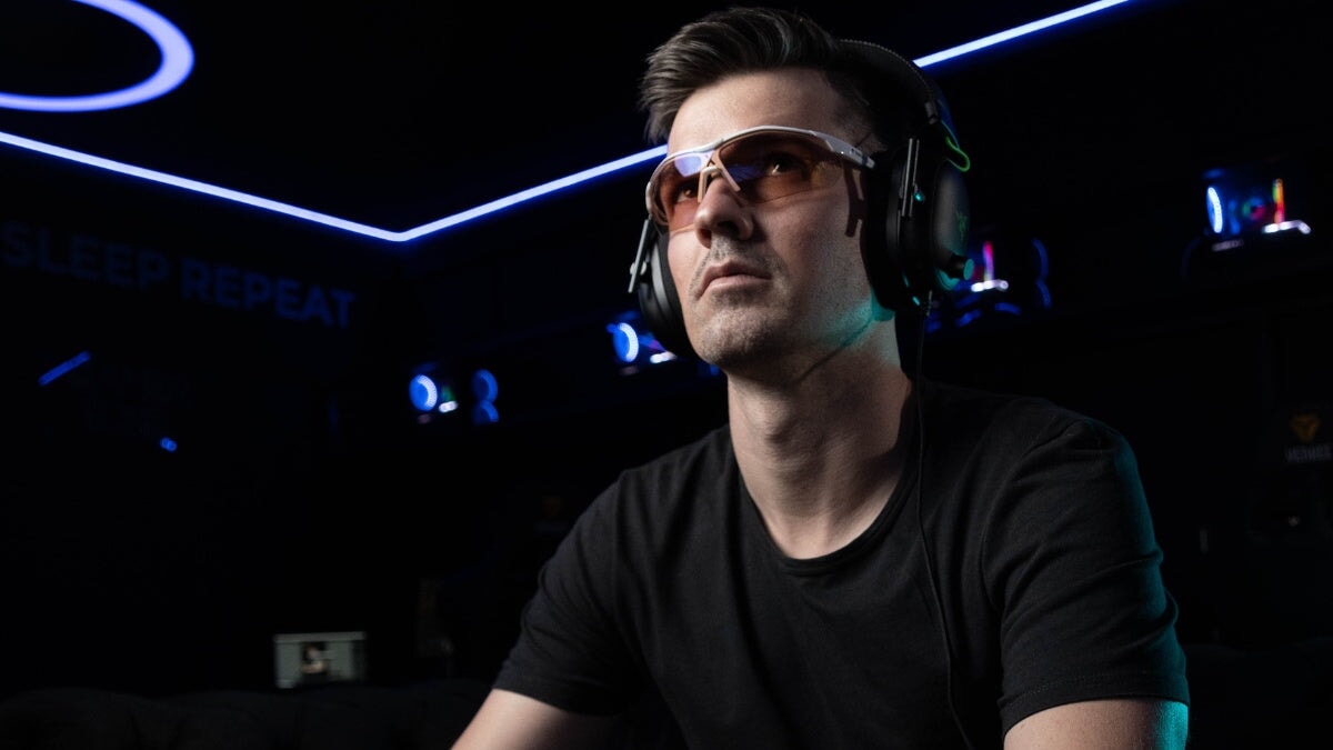 un homme portant des lunettes Horus X jouant à des jeux vidéo