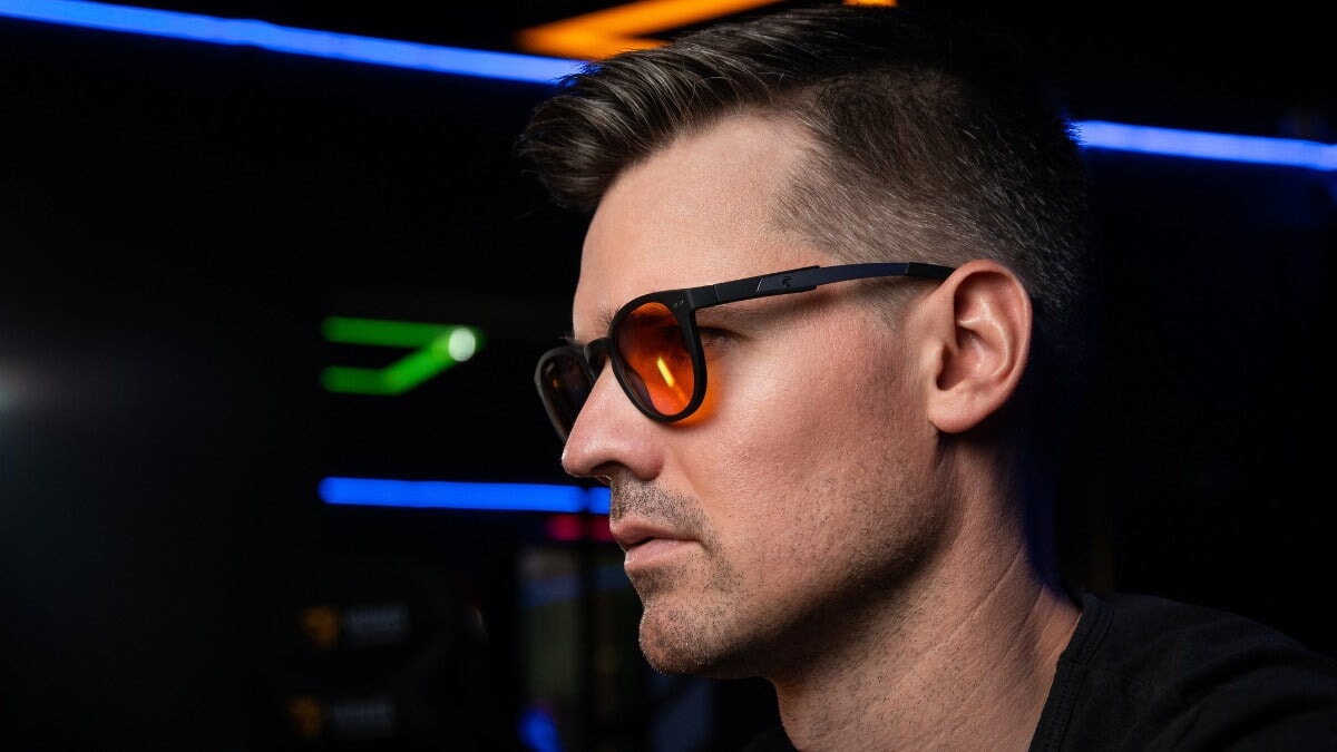 un homme portant des lunettes horus x anti lumière bleue