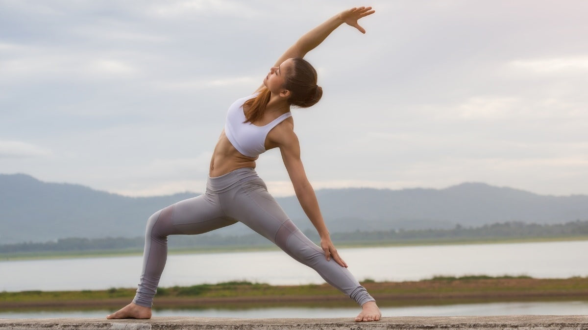 une femme faisant des exercices de yoga et de remise en forme