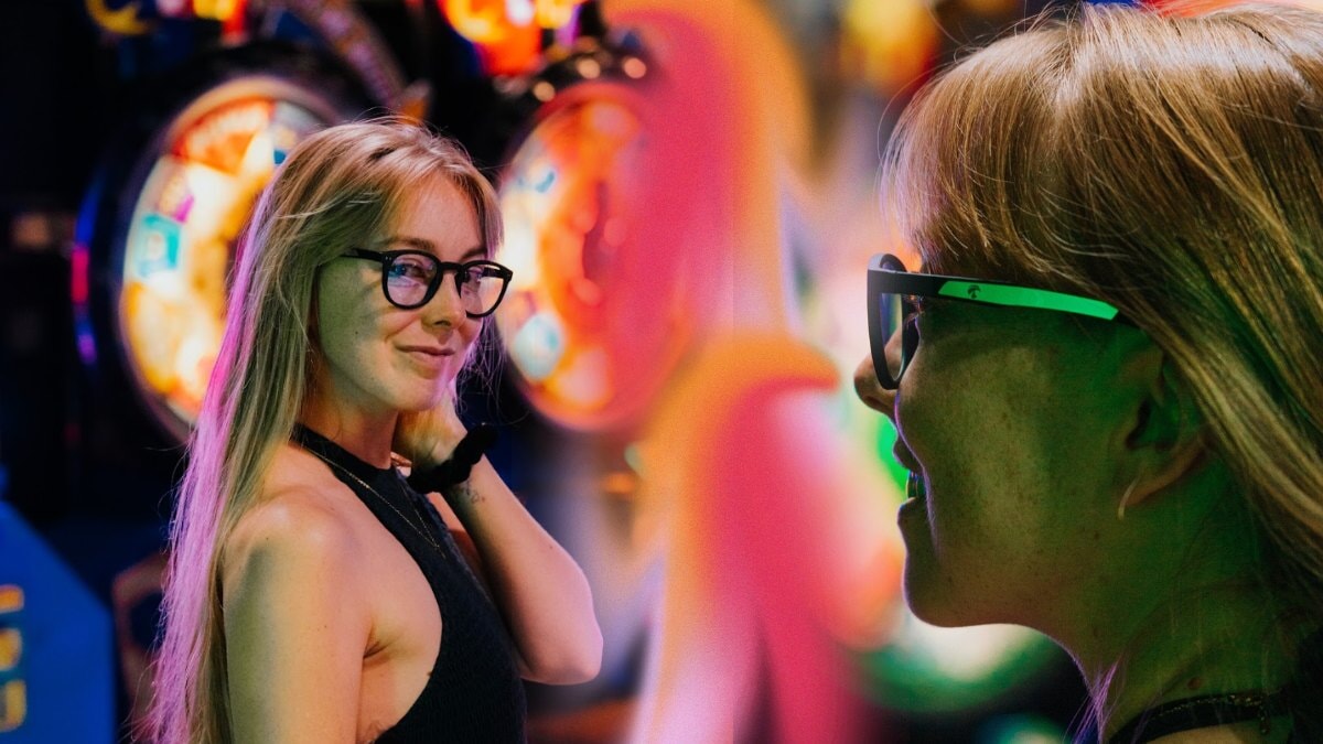 une femme portant des lunettes Gaming Horus X