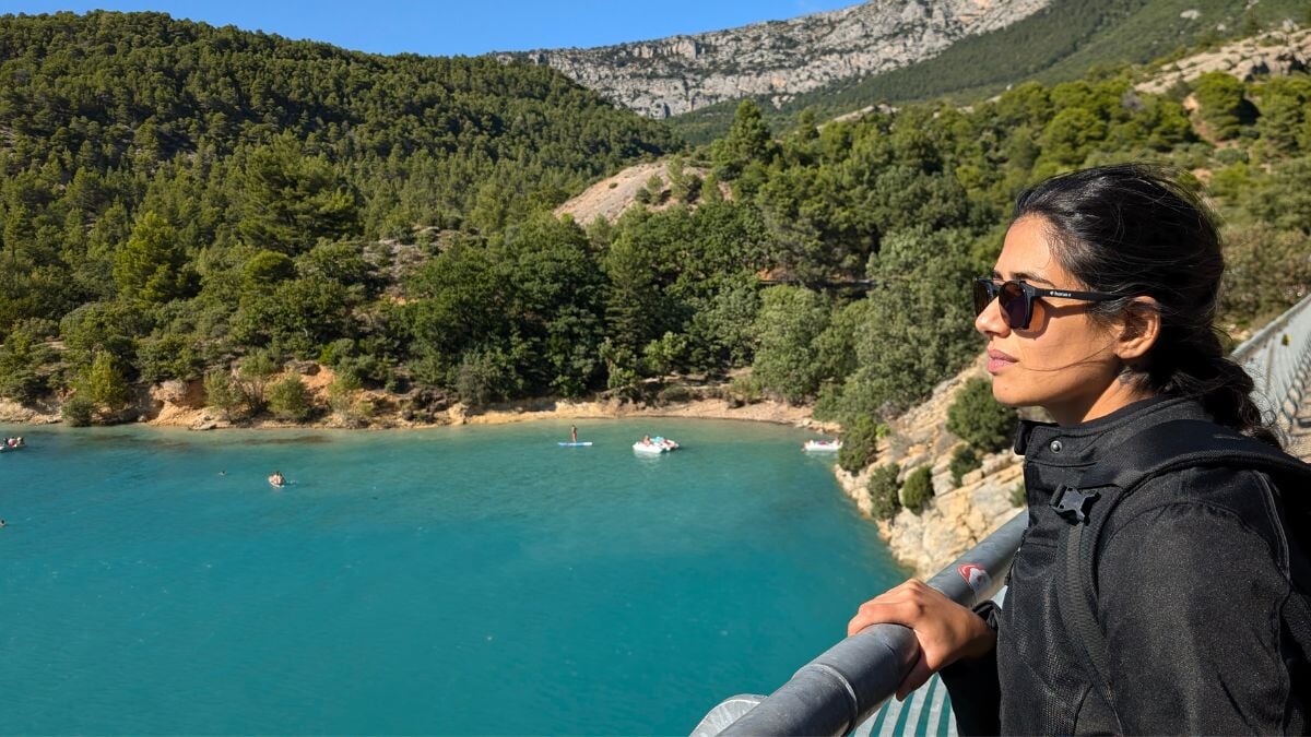 une femme portant des lunettes de soleil Horus X a la plage
