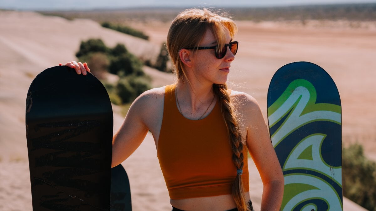 une femme portant des lunettes de soleil polarisées Horus X à la plage