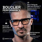 Joven con gafas gaming Horus X One con lentes transparentes sobre fondo negro con descripción de los beneficios del producto (ojos descansados, sueño mejorado, rendimiento duradero)