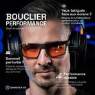 Paul lleva las gafas gaming One Revo con lente ámbar debajo de unos auriculares. Texto: Escudo de rendimiento, bloquea la luz azul para mayor comodidad y sueño. Garantía de por vida.