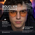 Hombre joven con gafas gaming obsidiana ámbar bajo unos auriculares. Beneficios del producto en texto: bloque la luz azul para aliviar los ojos cansados y para un mejor sueño.