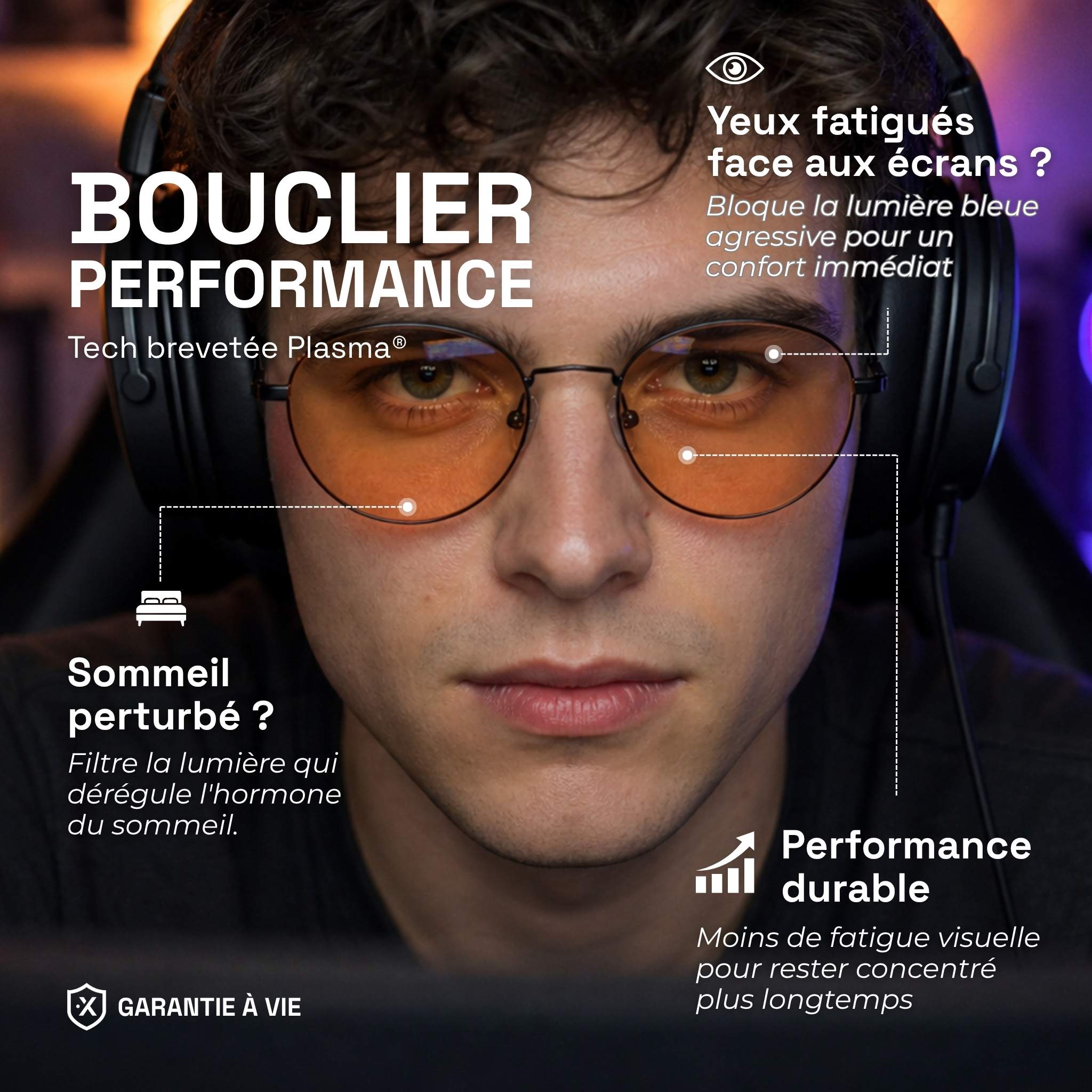 Hombre joven con gafas gaming obsidiana ámbar bajo unos auriculares. Beneficios del producto en texto: bloque la luz azul para aliviar los ojos cansados y para un mejor sueño.