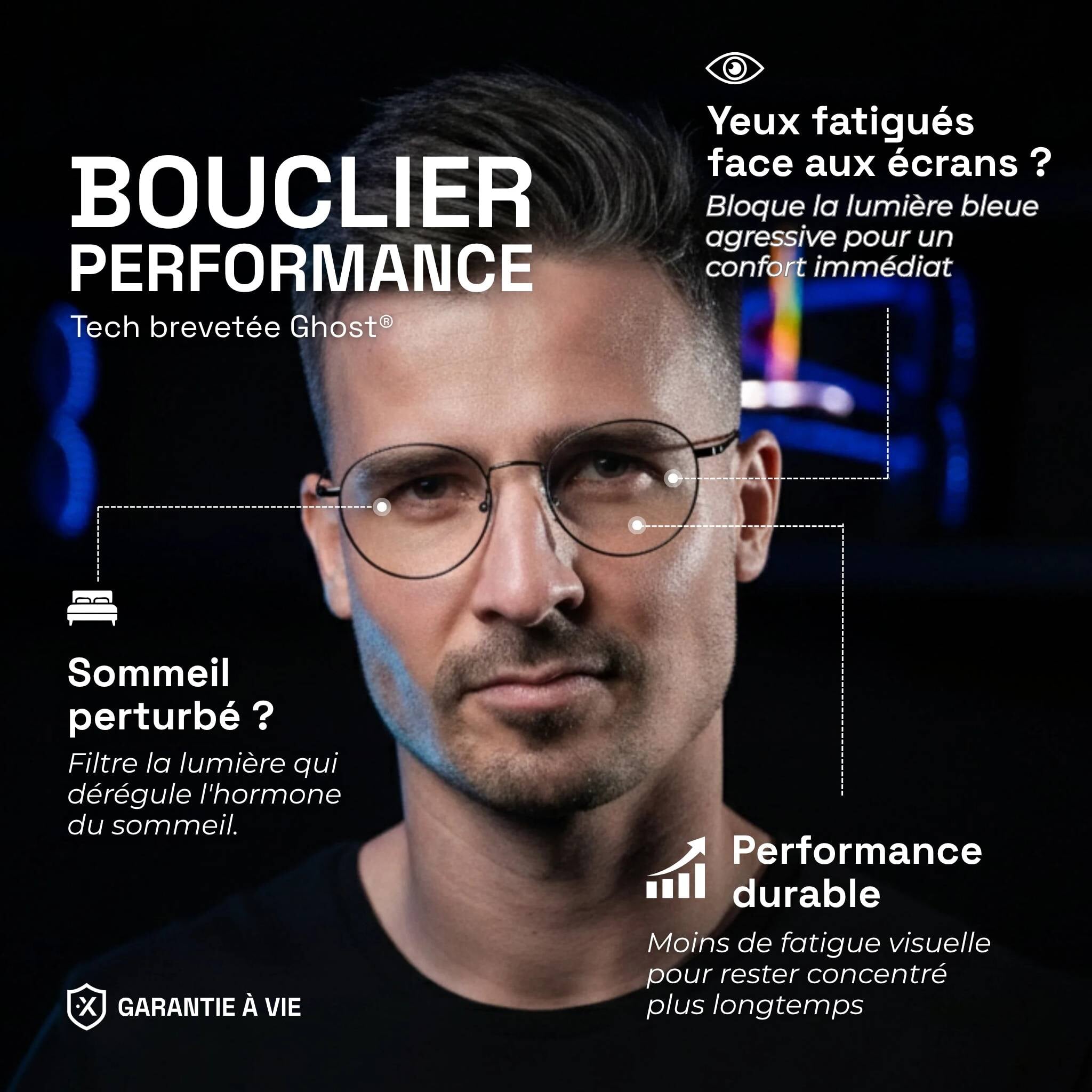 Hombre joven con gafas gaming obsidiana claro bajo unos auriculares. Beneficios del producto en texto: bloque la luz azul para aliviar los ojos cansados y para un mejor sueño.