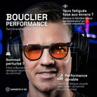 Matthieu lleva las gafas gaming Urban Revo con lentes ámbar debajo de unos auriculares. Texto: Escudo de rendimiento, bloquea la luz azul para mayor comodidad y sueño. Garantía de por vida.